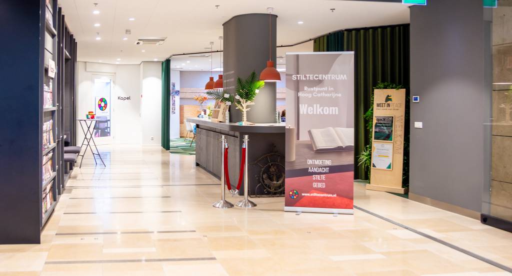 Entree Stiltecentrum, rechts de banner en rechtdoor in de verte de kapeldeur.